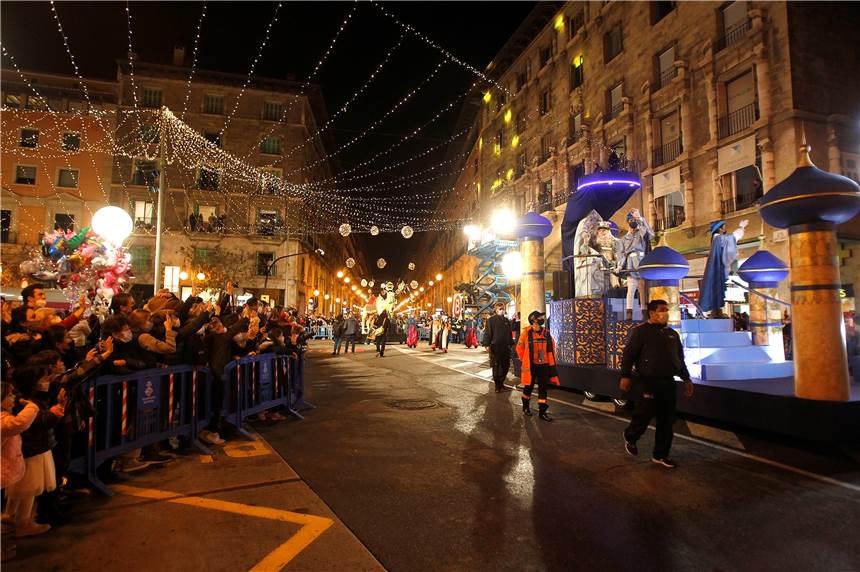 Steigende Corona-Zahlen auf Mallorca: Illegale Partys laufen aus dem Ruder Eine Gruppe von Menschen fotografiert einen Festwagen während der «Cabalgata Los Reyes Magos» (Kavalkade der Heiligen Drei Könige). Die Strecke der Parade wurde aufgrund des Coronavirus auf breitere Straßen verlegt, um Menschenansammlungen zu vermeiden.