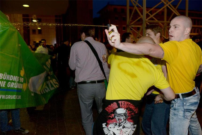 Video zeigt Neonazi-Krawalle vor Dortmunder Rathaus Eine Gruppe von Neonazis hat in der Wahlnacht am 25. Mai versucht, das Rathaus zu stürmen. Die Rechten setzten dabei auch Pfefferspray ein.
