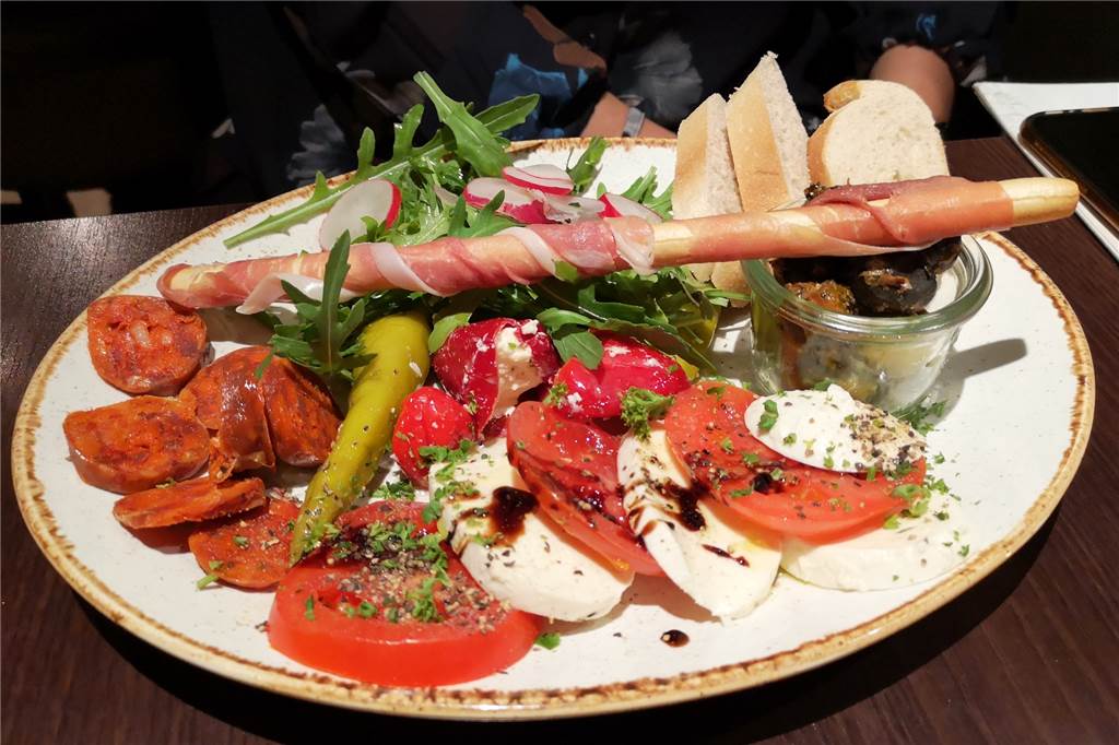 Im Bistro denk-mal überzeugen modern zubereitete Klassiker und ein tolles Ambiente Eine gute Kombination ist der Anti-Pasti-Teller mit Chorizo, Oliven und Tomate-Mozzarella.
