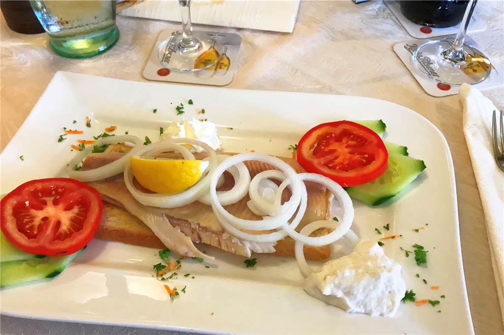 Eine gute Portion: Die Forelle als Vorspeise mit Zwiebeln, Toast und Meerrettich.