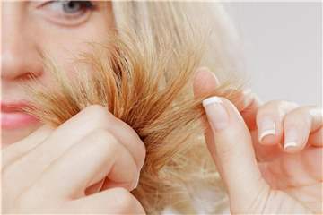 Eine Haarmaske hilft dem Haar, sich zu regenerieren. Statt auf die Menge kommt es beim Auftragen auf die Technik an. Foto: Monique Wüstenhagen