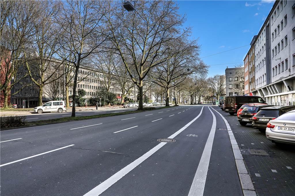 Umweltspur, Radspur, Einbahnstraße? Dortmunder diskutieren Pläne für den Wall Eine halbe Radspur gibt es zurzeit am Hohen Wall. Bei einem Umbau des Wallrings sollen Radfahrer deutlich mehr Platz bekommen.