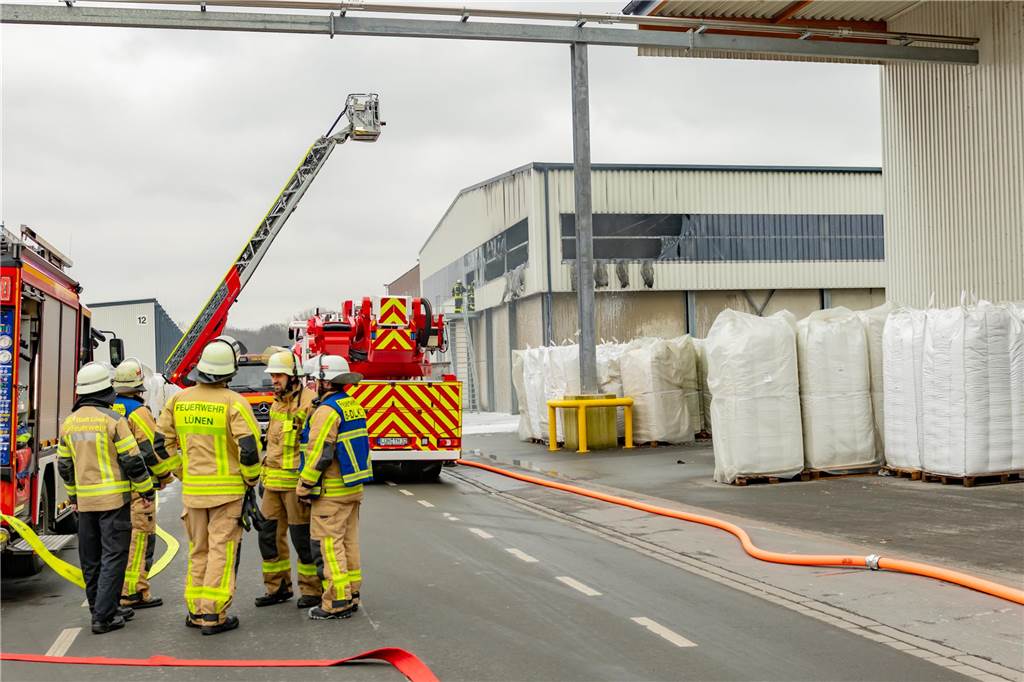 Feuer bei Remondis in Lünen: Kleingerätehalle stand in Vollbrand Eine Halle hat am Montag auf dem Gelände von Remondis in Lünen gebrannt.