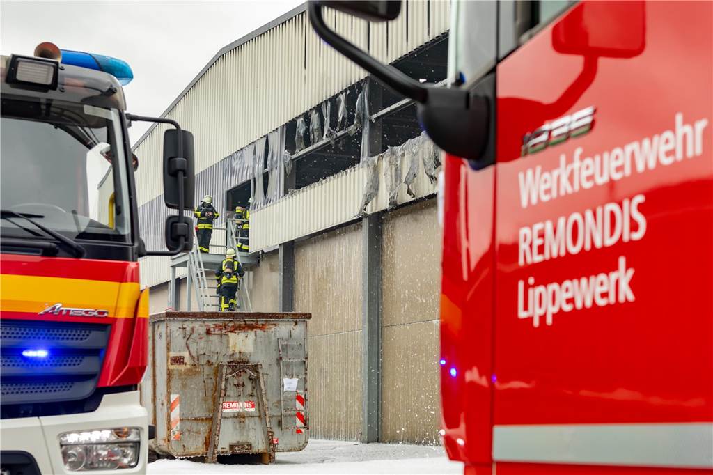 Eine Halle hat am Montag auf dem Gelände von Remondis in Lünen gebrannt.
