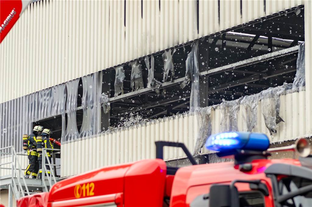 Eine Halle hat am Montag auf dem Gelände von Remondis in Lünen gebrannt.