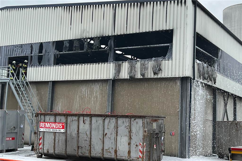 Eine Halle hat am Montag auf dem Gelände von Remondis in Lünen gebrannt.