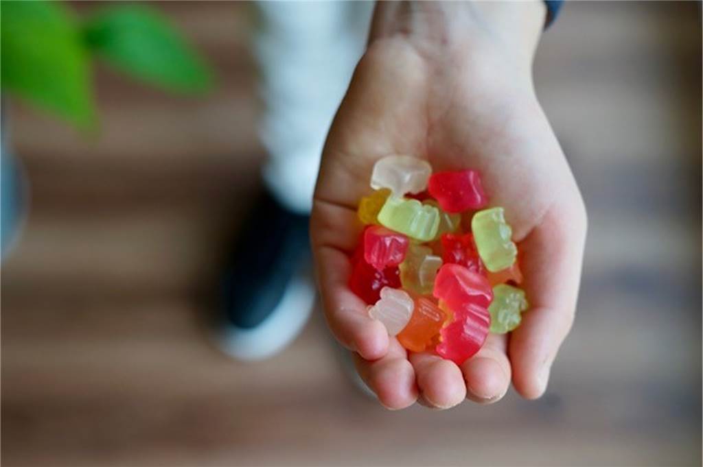 Gesunde Ernährung im Corona-Alltag: Ideen und einfache Tipps für Familien Eine Handvoll Süßigkeiten am Tag sind in Ordnung, Verbote können später zu Essstörungen führen.