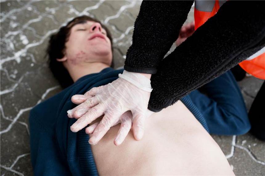 Ersthelfer im Betrieb müssen alle zwei Jahre zur Fortbildung Eine Herzdruckmassage kann Leben retten: Sie hält bis zum Eintreffen des Rettungsdienstes den Kreislauf in Gang. Foto: Daniel Delang/DRK