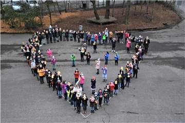 Eine „Herzensbotschaft" haben die Schülerinnen und Schüler der Silvesterschule in Erle gesendet.