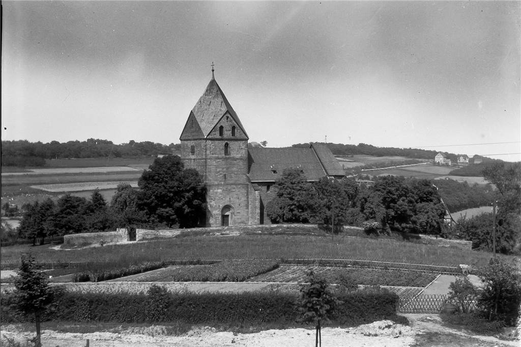Syburg und Buchholz: Fantastisches Naturerlebnis mit Schwächen in der Infrastruktur Eine historische Ansicht der Kirche St. Peter Syburg ohne die Bebauung rundum.