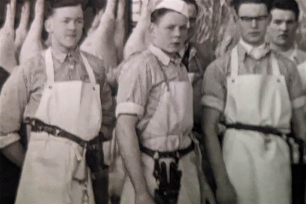 Eine Asbecker Familiengeschichte: Der Erfolg der Metzgerei Kemper Eine "historische" Aufnahme: Burghard Kemper (M.) hat die Ausbildung im Fleischer-Handwerk mit dem Meisterbrief abgeschlossen.
