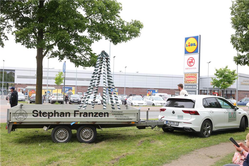Maikranz 2025: Unter Beteiligung der Feuerwehr Bork stellte die Bürgerschützengilde St. Stephanus Bork den Maibaum am Alten Festplatz auf. Dazu gab es Musik vom Spielmannszug. Die 3. Kompanie sorgte für das leibliche Wohl.
