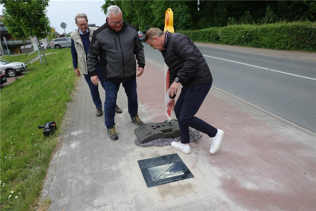 Eine historische Bodenplatte wurde danach eingeweiht. Es ist bereits die sechste in Bork.