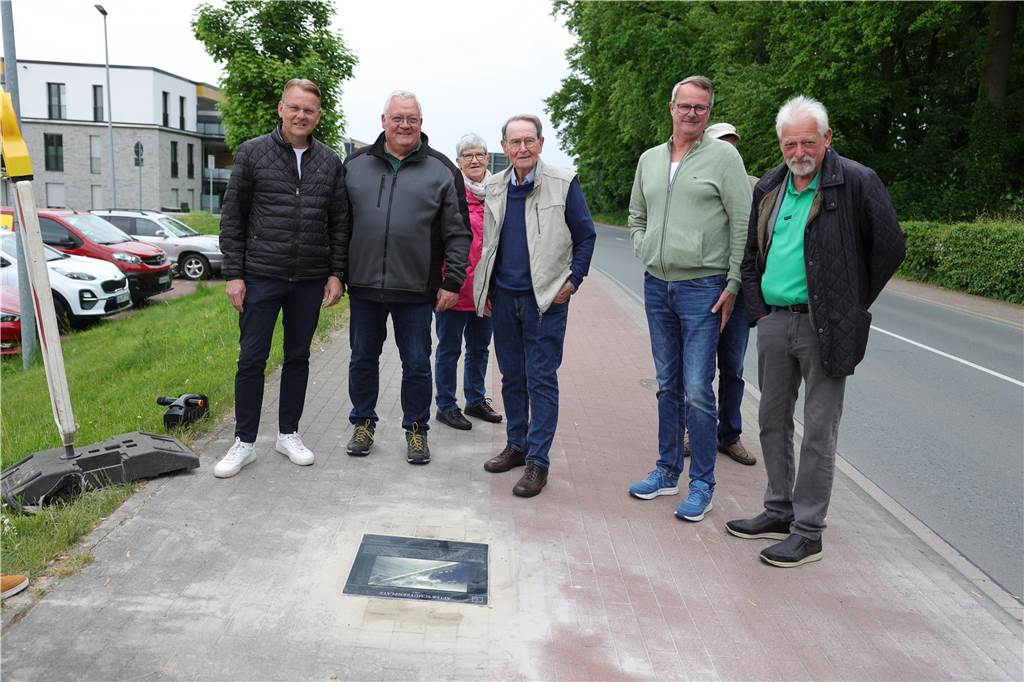 Eine historische Bodenplatte wurde danach eingeweiht. Es ist bereits die sechste in Bork.