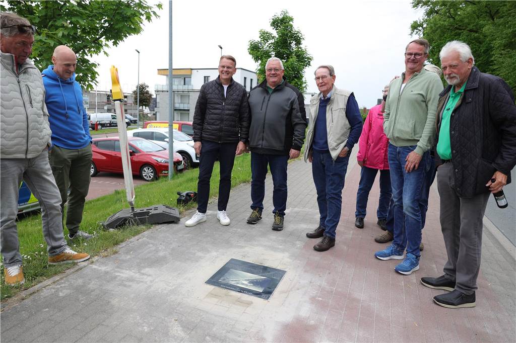 Eine historische Bodenplatte wurde danach eingeweiht. Es ist bereits die sechste in Bork.