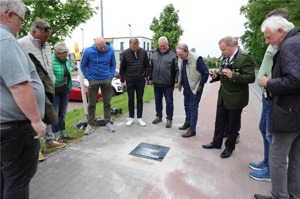 Eine historische Bodenplatte wurde danach eingeweiht. Es ist bereits die sechste in Bork.