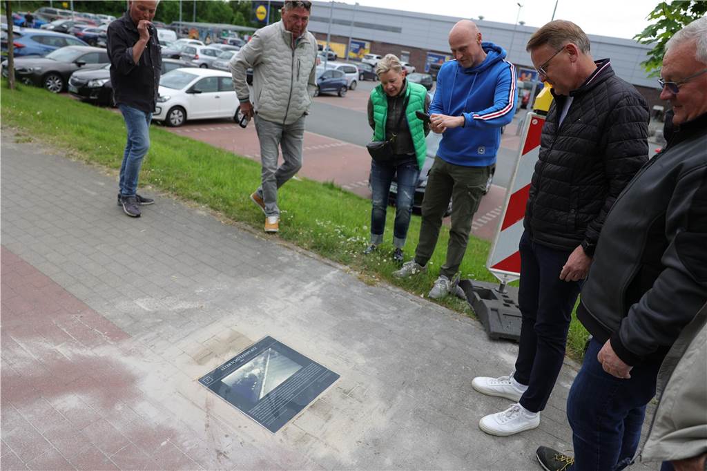 Eine historische Bodenplatte wurde danach eingeweiht. Es ist bereits die sechste in Bork.