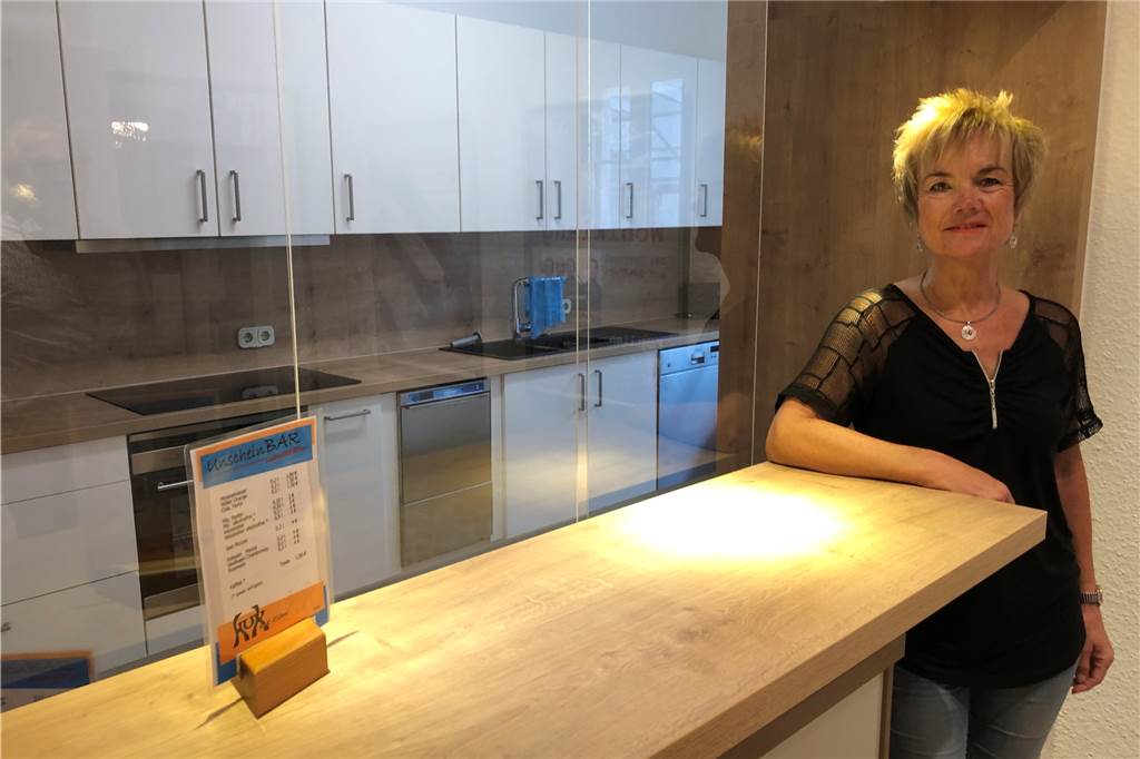 Das Olfonium hat sich zu einem modernen Kulturzentrum gewandelt Eine hochmoderne Küche erleichtert den KuK-Mitgliedern wie hier Claudia Wanzki die Arbeit bei der Bewirtung der Gäste. Und einen coronagerechten Spuckschutz hat die Getränke-Durchreiche auch.