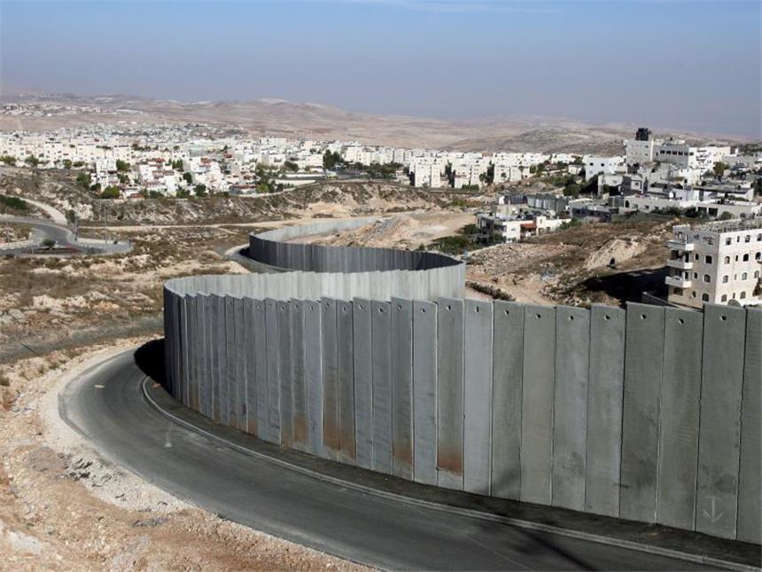 Trump bittet Netanjahu um Zurückhaltung bei Siedlungspolitik Eine hohe Mauer trennt jüdisches und palestinensisches Gebiet im Westjordanland nördlich von Jerusalem. Foto: Jim Hollander
