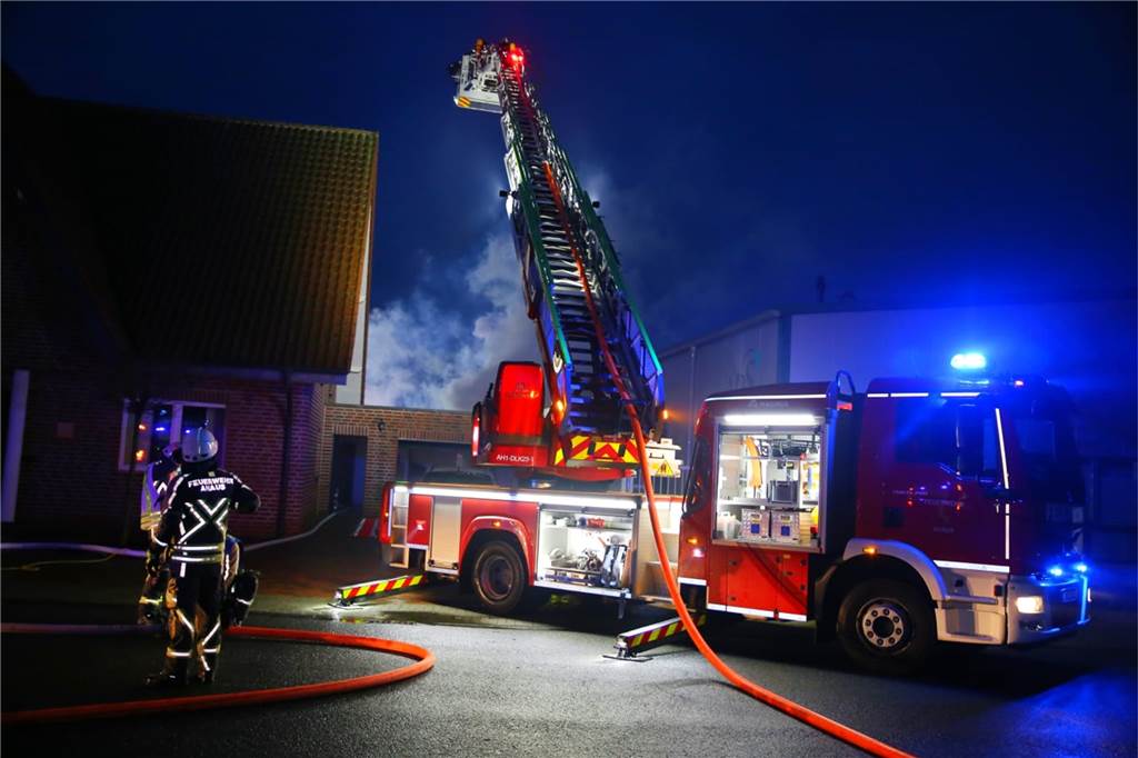 Feuer in Ahauser Gewerbegebiet – Feuerwehr verhindert Schlimmeres Eine Hütte im Garten eines Einfamilienhauses an der Ridderstraße stand am Sonntagmorgen in Flammen. Die Drehleiter war im Einsatz.