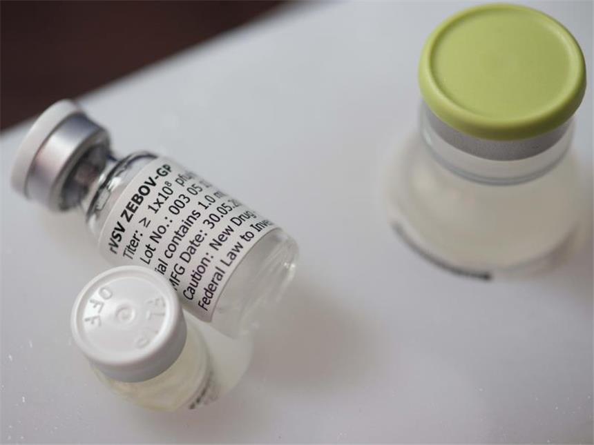 Neuer Ebola-Impfstoff schützt zu 100 Prozent Eine Impfstudie im westafrikanischen Guinea mit rund 4000 Teilnehmern hat ergeben, dass der Impfstoff VSV-ZEBOV wirksam vor einer Ansteckung schützen kann. Foto: Yann Libessart