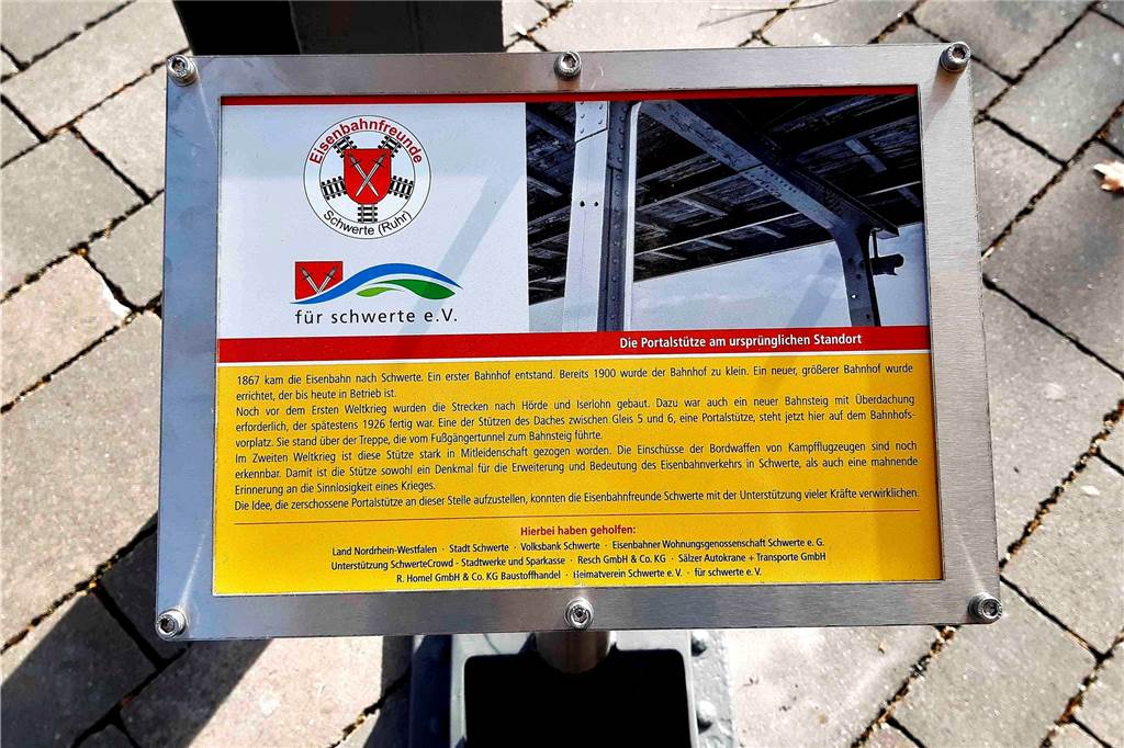 Neue Infotafel erklärt: Darum steht der stählerne Bogen vor dem Bahnhof Eine Infotafel erklärt jetzt, warum die Stütze vom alten Bahnsteigdach auf dem Bahnhofsvorplatz als Denkmal aufgestellt worden ist.