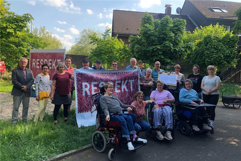 Nicht zu fassen: Auch neues Respekt-Kunstwerk in Dorsten geschändet Menschen vor Plakat