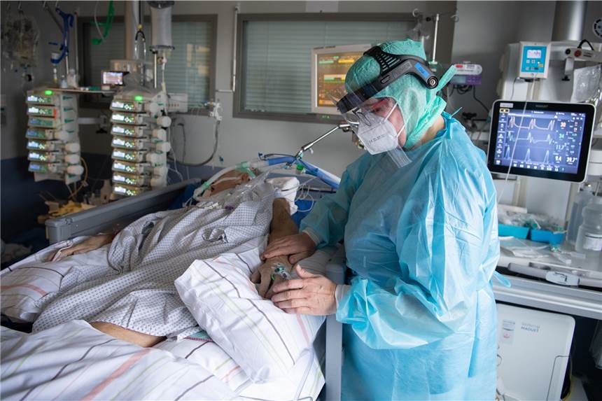 Warum sterben weiterhin so viele Menschen an Corona? Eine Intensiv-Pflegerin versorgt einen schwer an Corona erkrankten Patienten auf der Intensivstation des Klinikums in Fulda. Viele Patienten mit schweren Verläufen liegen mehrere Wochen auf der Intensivstation, rund die Hälfte der künstlich beatmeten Patienten stirbt.