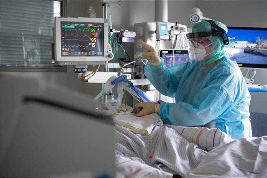 Coronavirus: Droht eine „Killervariante“ im Herbst? Eine Intensiv-Pflegerin versorgt einen schwer an Corona erkrankten Patienten auf der Intensivstation des Klinikums in Fulda.