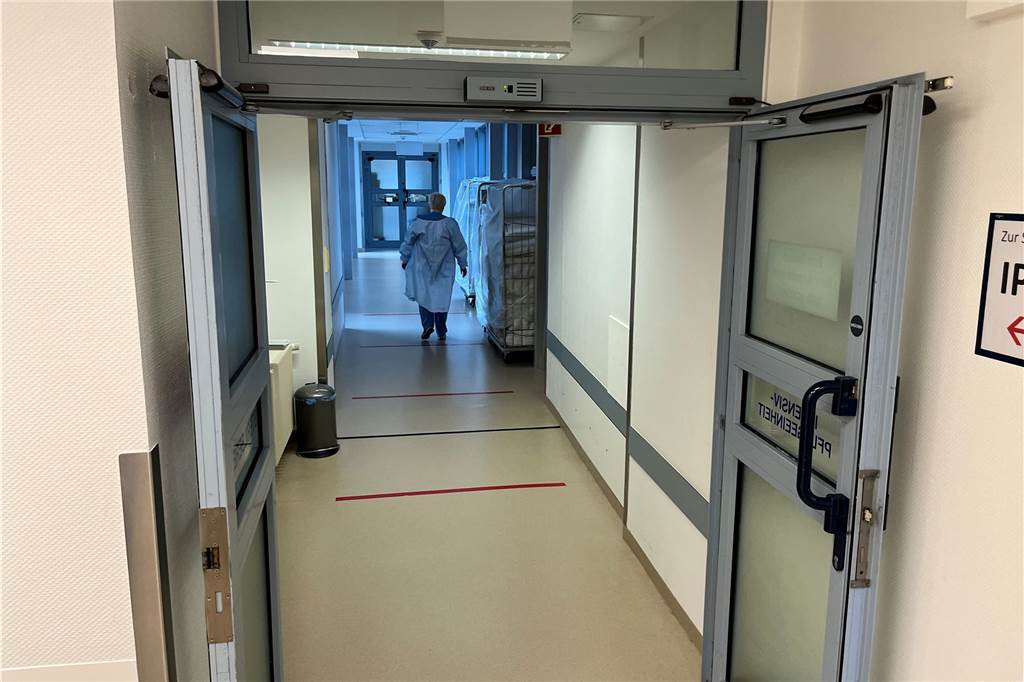 Covid-Intensivstation: Wenn der ungeimpfte Familienvater plötzlich tot ist Eine Intensivpflegerin auf dem Weg zur Covid-Station im Dortmunder St. Johannes-Hospital.