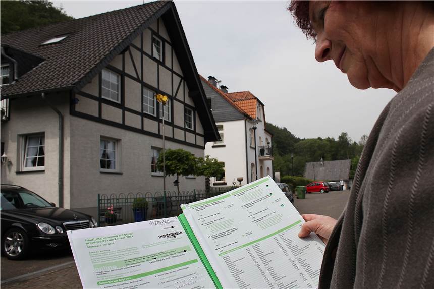 Zensus 2022: Volkszählung im Kreis Unna beginnt im Mai Eine Interviewerin für die Volkszählung bei der Arbeit (Archivfoto vom letzten Zensus 2011).