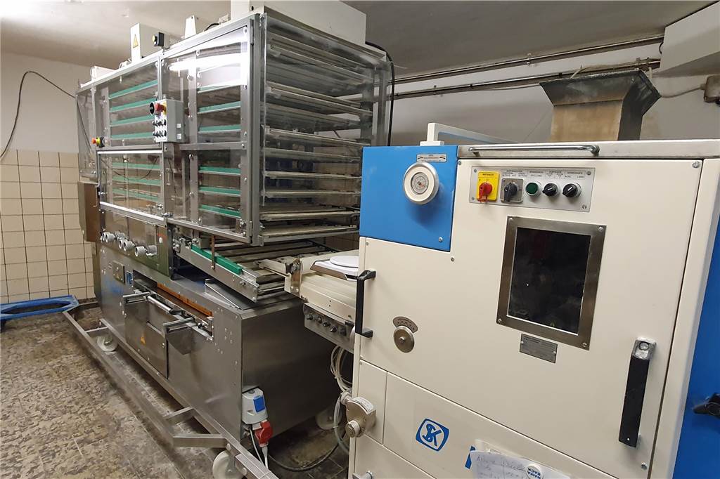 Kunden sind ganz versessen auf das neue Emmer-Brot Eine Investition in die Zukunft ist die neue Brötchenstraße der Herberner Bäckerei.
