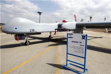 Eine israelische Kampfdrohne des Typs Heron TP. Foto: Abir Sultan/EPA