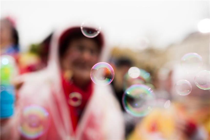 Karneval: Köln investiert mehr Geld in Sicherheit und Klos Eine Jeckin verteilt auf dem Heumarkt in Köln Seifenblasen. Foto: Rolf Vennenbernd/Archiv