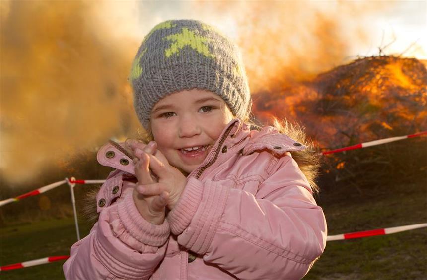 Eine junge Besucherin eines der beiden Ascheberger Osterfeuer im Jahr 2015.