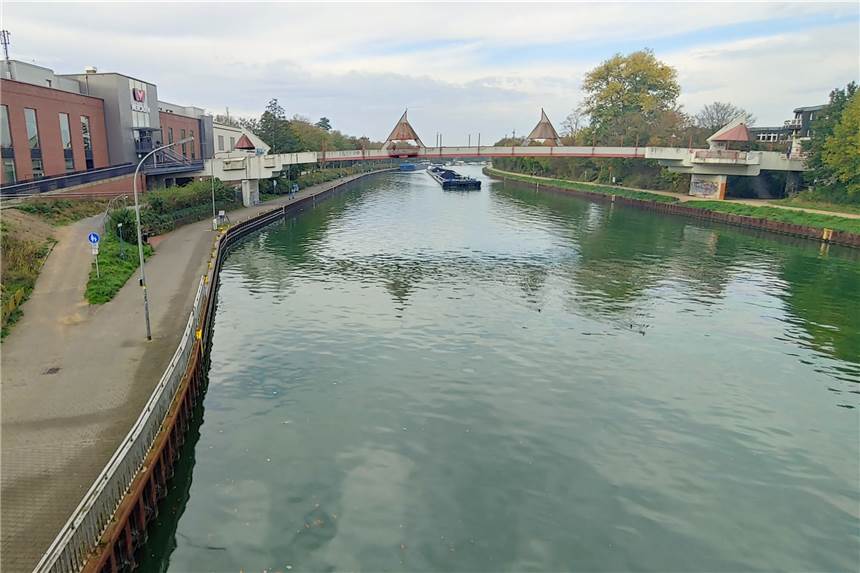 Unbekannter belästigt Frau am Kanal in Dorsten Eine junge Frau ist Dienstagnacht am Kanal in der Nähe der Mercaden belästigt worden.