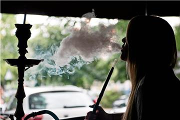 Eine junge Frau raucht in einer Shisha-Bar. In Dortmund werden diese Bars jetzt vermehrt kontrolliert.