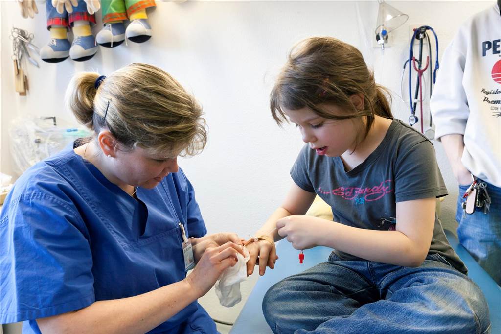 „Handlungsbedarf“ bei Krankenhausreform: Klinik-Chef Dr. Martin Meyer im Interview Junge Patientin der Kinderklinik wird zur Abklärung ins MRT begleitet.