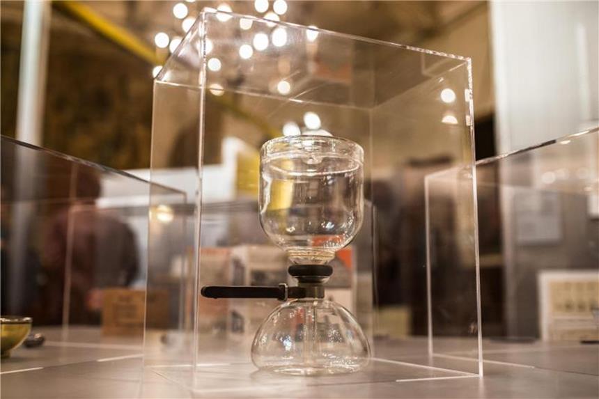 „Die ganze Welt ein Bauhaus“ in Buenos Aires Eine Kaffeemaschine in der Ausstellung „Die ganze Welt ein Bauhaus“ in Buenos Aires. Foto: Nicolás Villalobos Slepoy