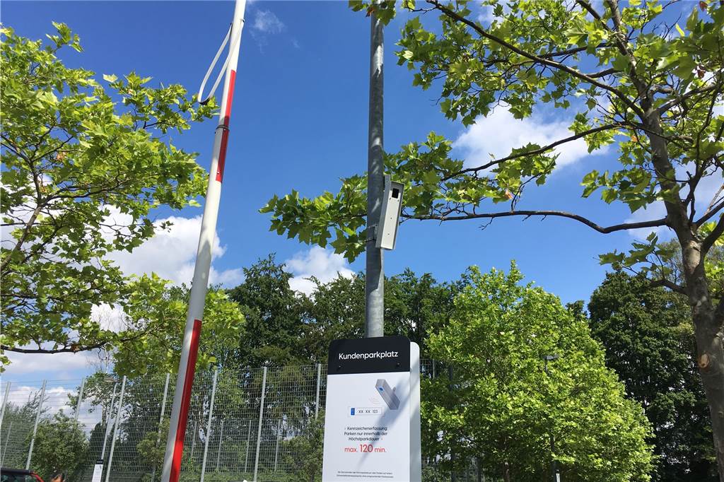 Knöllchen auf dem Supermarkt-Parkplatz durch Fehler beim Erfassen Eine Kamera hält die Ein- und Ausfahrt der Autos fest.