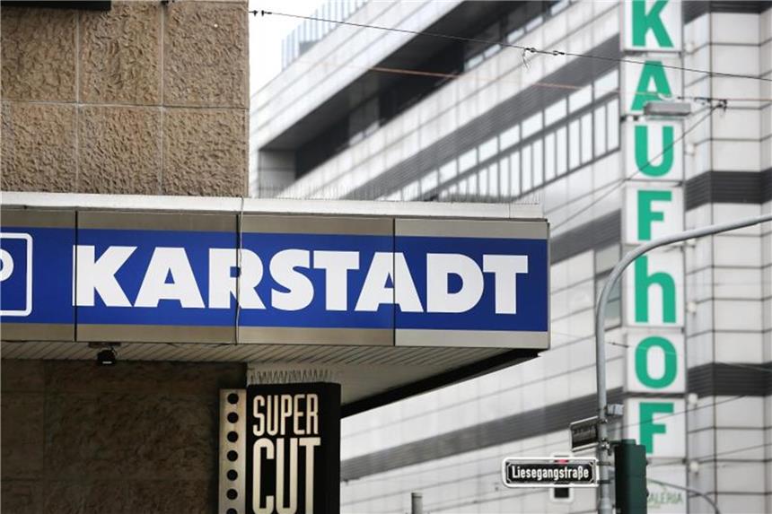 Eine Karstadt-Filiale und eine Kaufhof-Filiale gegenüber. Foto: Martin Gerten/Archiv
