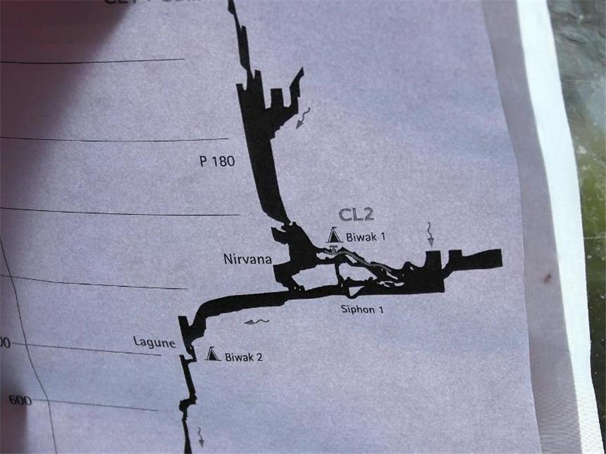 Verletzter Höhlenforscher vor dem Transport Eine Karte der Bergwacht zeigt einen Schnitt der Riesending-Schachthöhle. Foto: BRK BGL