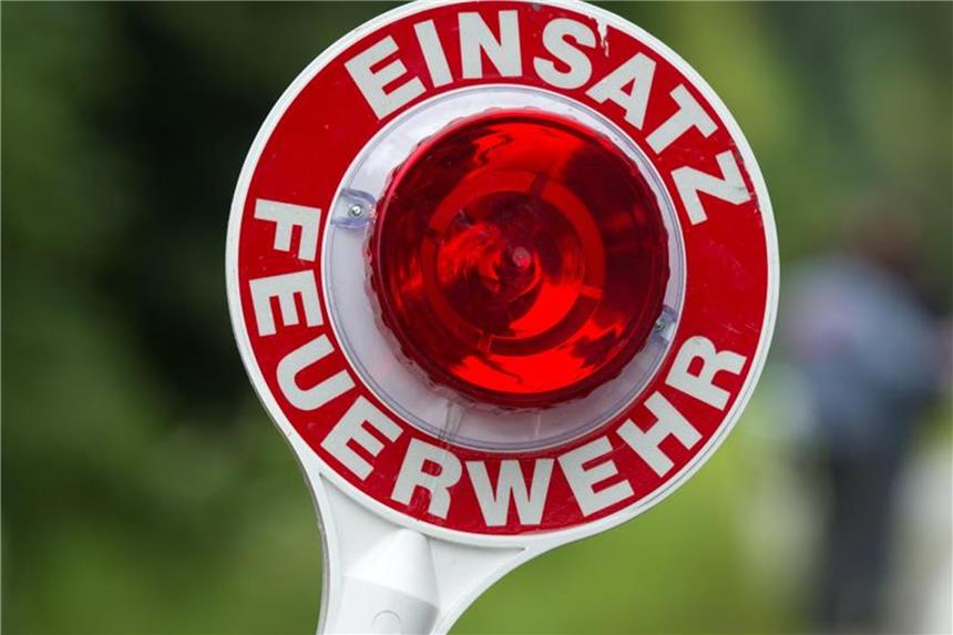 Immer noch Rauch nach Brand in Abfallbetrieb Eine Kelle mit der Aufschrift "Einsatz Feuerwehr". Foto: Armin Weigel/Archiv