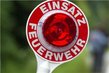 Eine Kelle mit der Aufschrift "Einsatz Feuerwehr". Foto: Armin Weigel/Archiv