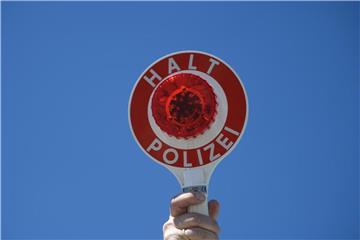 Eine Kelle mit der Aufschrift „Polizei“. Foto: Patrick Seeger/Archiv