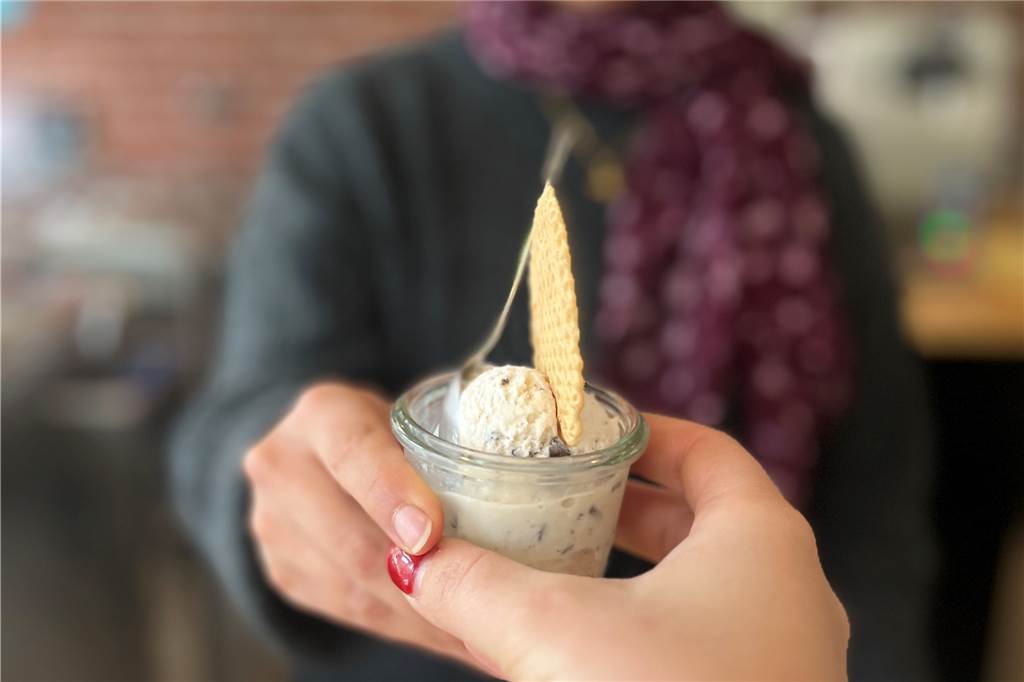 Den Eisdielen kommt der goldene Oktober gerade richtig Eine Kellnerin der Hitzefrei Eisdiele in der Castrop-Rauxeler Altstadt verkauft einer Reporterin eine Kugel Stracciatella-Eis.