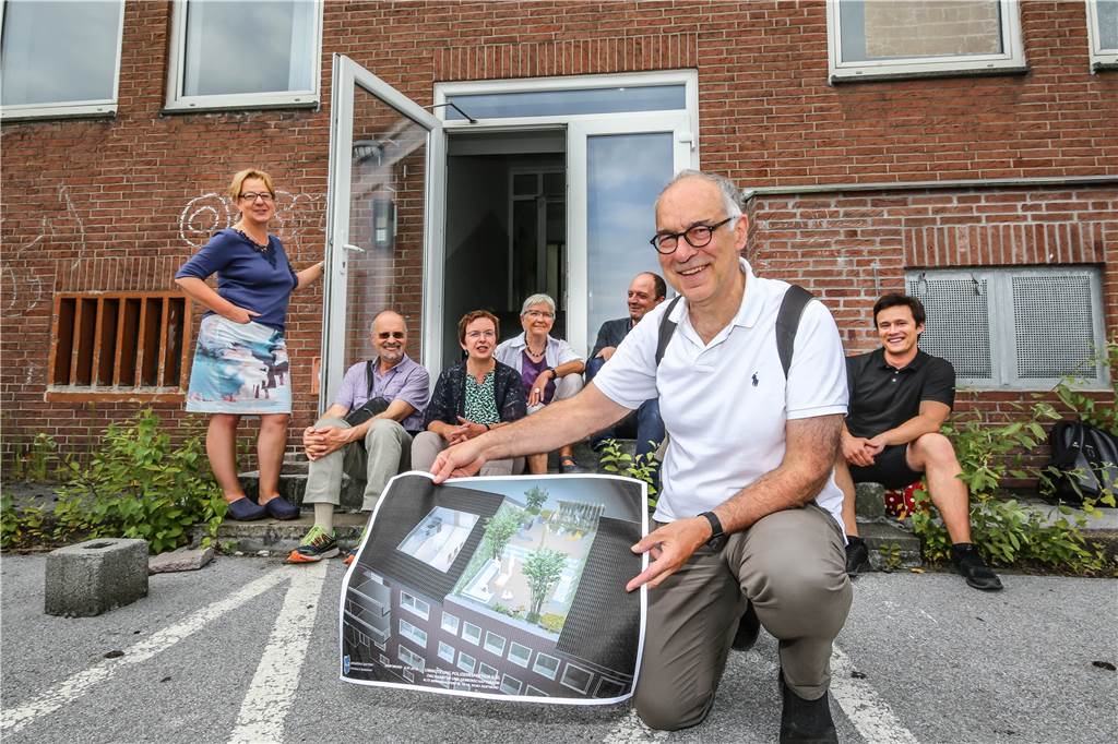 So wird aus der alten Polizeiwache Hördes wohl gefragtester Wohnstandort Eine Kerngruppe für das gemeinschaftliche und genossenschaftliche Wohnen in der früheren Polizeiwache hat sich bereits gefunden. Architekt Norbert Post zeigt, wie das Haus aussehen könnte. Eine grüne Dachterrasse soll ins Dach geschnitten werden.