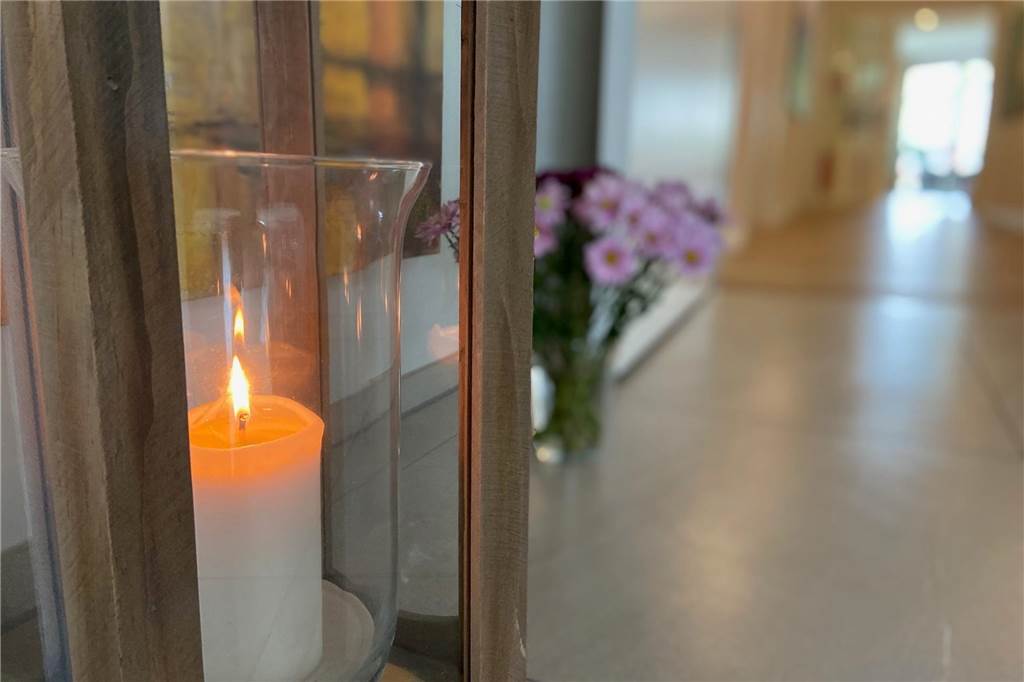 Marion Hebel frisiert Menschen im Hospiz Eine Kerze brennt im Eingangsbereich. Dann ist kurz zuvor jemand gestorben.