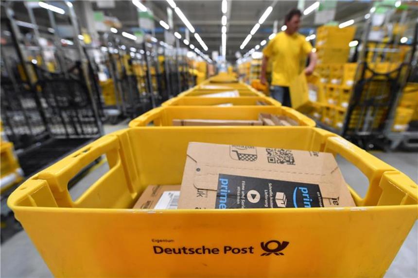 Deutsche Post legt kräftig zu: Kein Zweifel an Jahresziel Eine Kiste mit Maxibriefen steht in einem Briefzentrum. Foto:Martin Schutt/Archiv