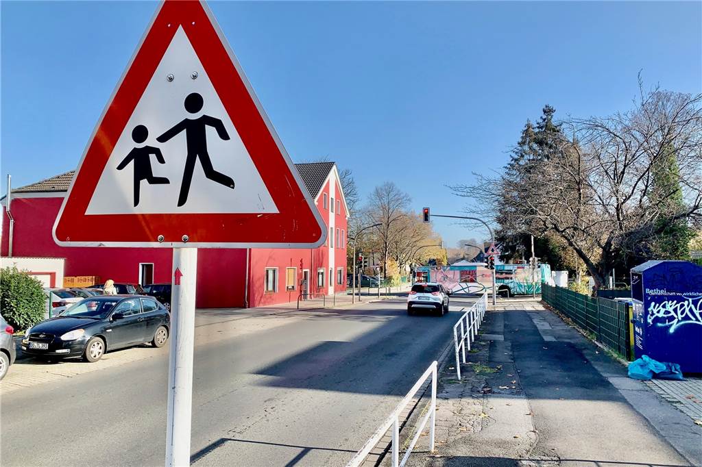 Versetzte Kreuzung gefährdet Kinder: Familienvater sucht Lösungen Eine Kita und eine Grundschule liegen an der Schwerter Straße dicht beieinander.